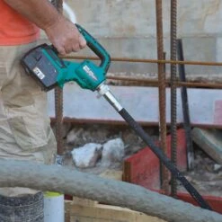 Makita 40V Max Brushless 2400mm (38mm Dia.) Concrete Vibrator Skin VR004GZ01 -Tool Promotional Store 6936819 7 3