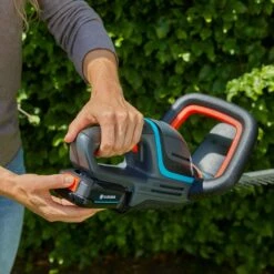 Gardena Battery Hedge Trimmer ComfortCut 60/18V P4A Ready-to-use Set -Tool Promotional Store 7009293 7