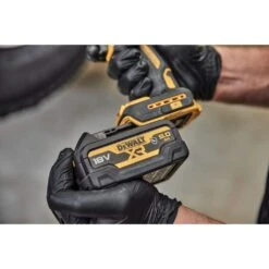 DEWALT 18V XR Oil-Resistant 5.0Ah Battery 7 DEWALT 18V XR Oil-Resistant 5.0Ah Battery -Tool Promotional Store 7022882 5 9